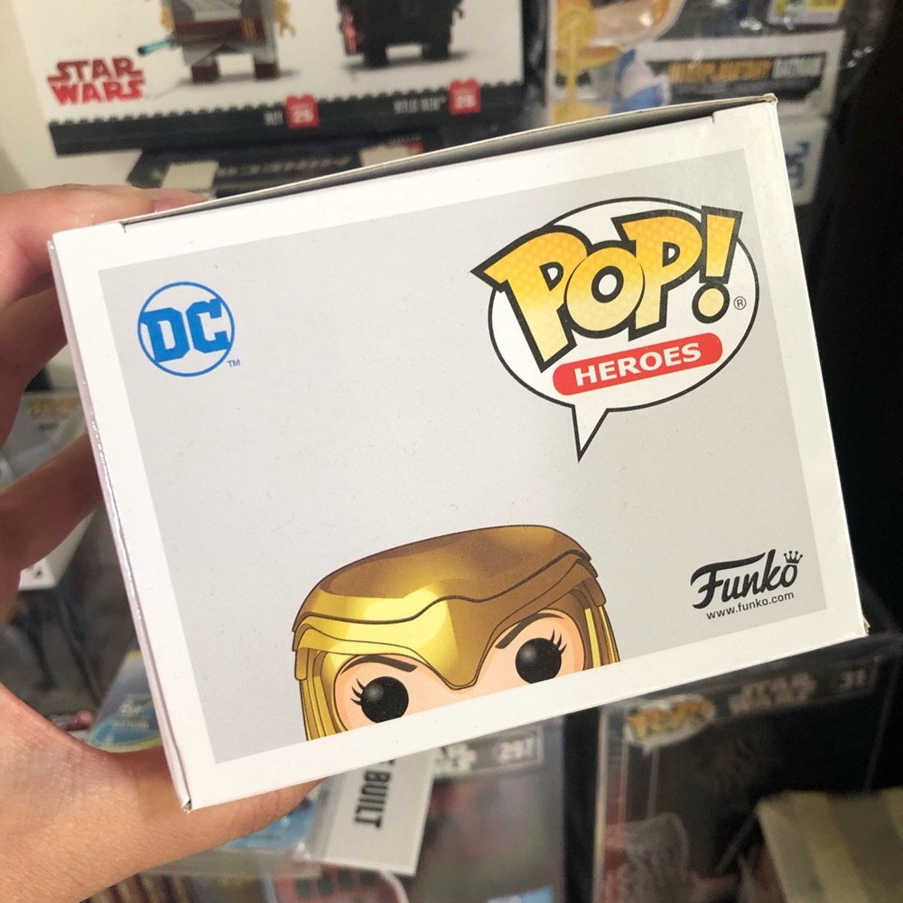 Funko WW84 Wonder Woman Golden Armor 323 NIB - Picture 6 of 8